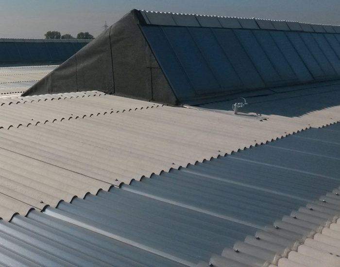 Copertura industriale realizzata con lastre in fibrocemento ecologico in sostituzione dell’amianto a Parma.
