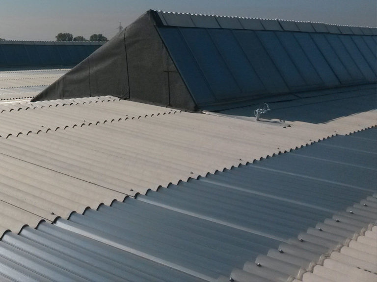Copertura industriale realizzata con lastre in fibrocemento ecologico in sostituzione dell’amianto a Parma.