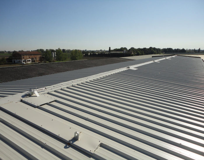 Tetto visto dall'alto in cui sono state applicate lastre metalliche coibentate