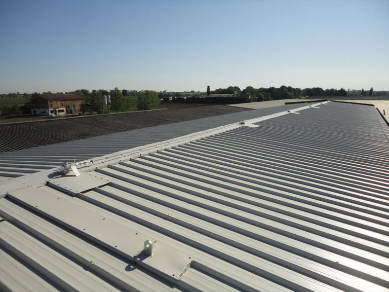 Tetto visto dall'alto in cui sono state applicate lastre metalliche coibentate