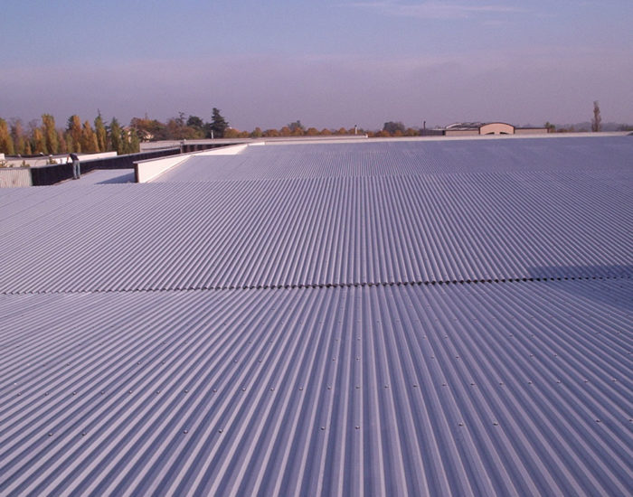 Smaltimento amianto friabile e bonifica di un ampio tetto industriale