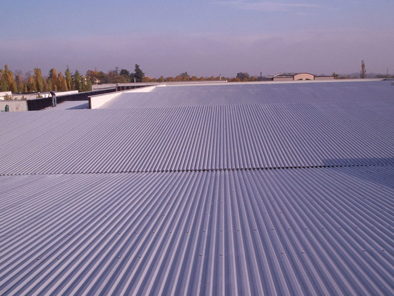 Smaltimento amianto friabile e bonifica di un ampio tetto industriale